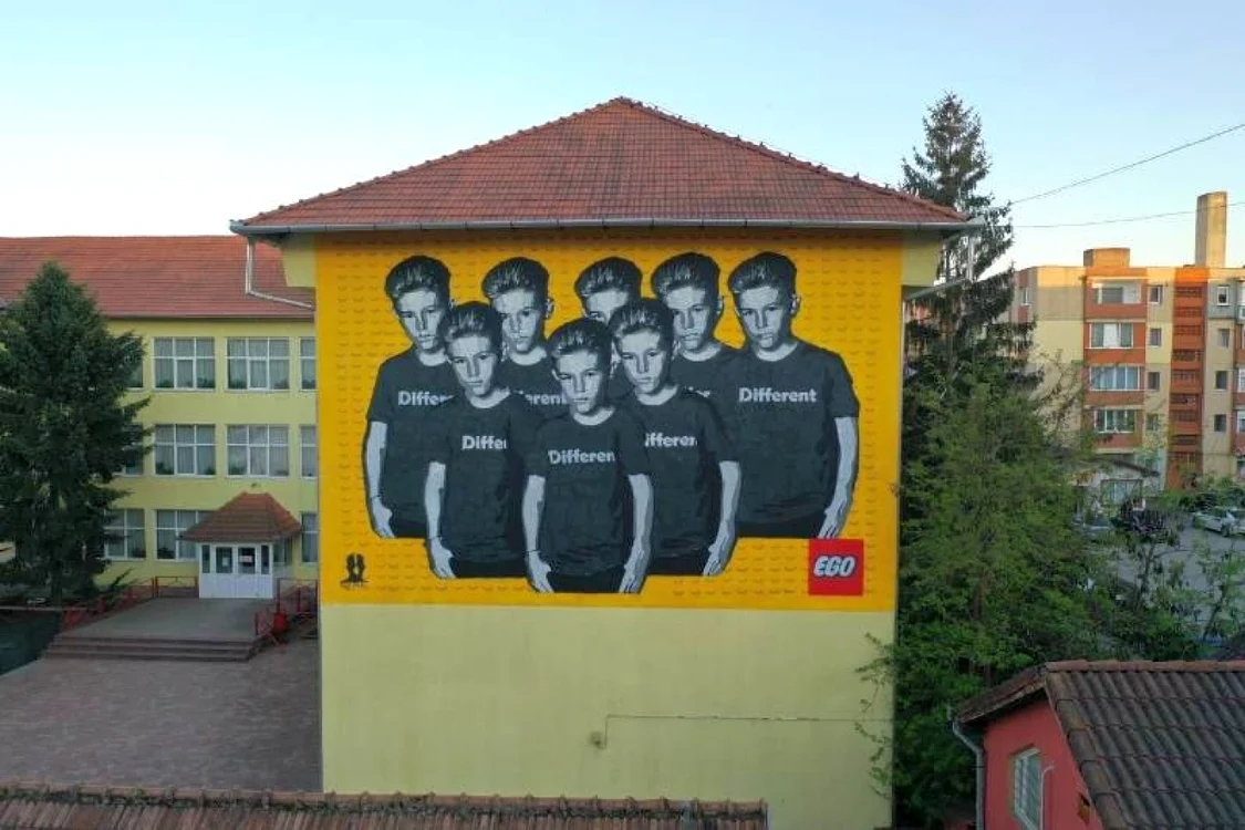 Lucrarea de grafică realizată pe pertele şcolii din Aiud. Foto: Facebook/ N one