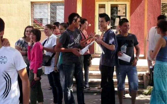 Elevi ieşind de la examenul de capacitate 2017 la Galaţi FOTO C Crângan