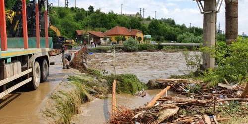 valea jiului drumul rupt de viituri