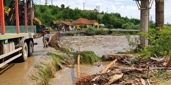 valea jiului drumul rupt de viituri