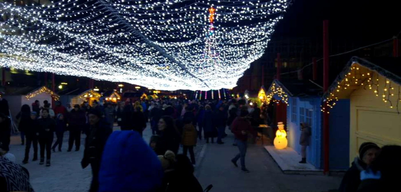 Până pe 15 decembrie, Piaţa Tricolorului din Târgoivşte va răsuna de colinde în fiecare seară