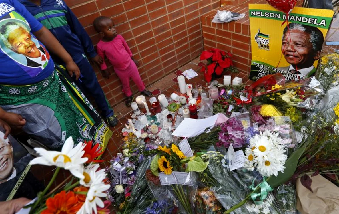 Africa de Sud se află în doliu naţional timp de zece zile după moartea lui Nelson Mandela (Foto: Reuters)