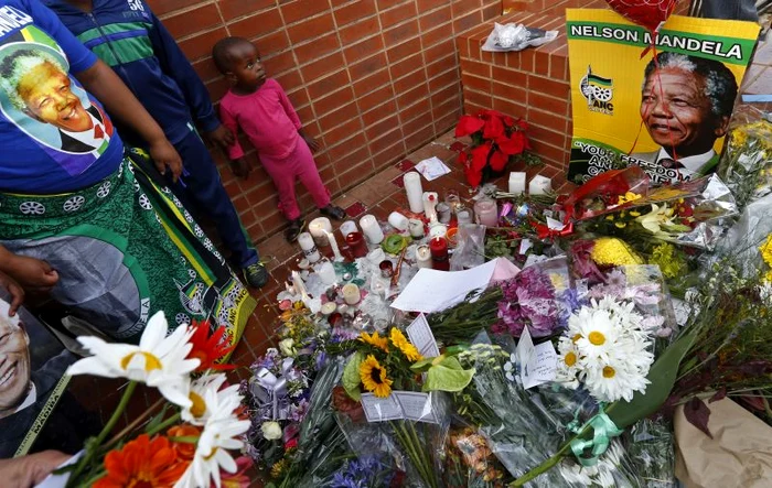 Africa de Sud se află în doliu naţional timp de zece zile după moartea lui Nelson Mandela (Foto: Reuters)
