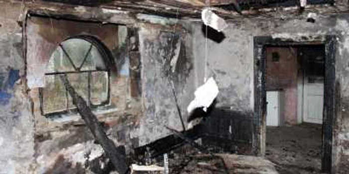 Casele au fost incendiate în timp ce proprietarii erau plecaţi din localitate. Foto - Asociaţia "Şanse Egale"