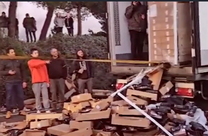 Fermierii protestatari din Franța distrug mărfurile de import. FOTO captură video Antena 3 CNN