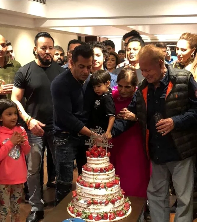 Iulia Vântur, alături de Salman Khan la tăierea tortului