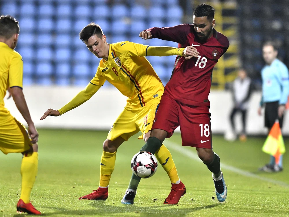 
    Naţionala sub 21 de ani a României se va califica la al doilea turneu final din istoria ei, Euro 2019, şi ne va îndulci puţin amarul. Denis Man e unul dintre jucătorii de bază ai tricolorilor miciFOTO: Sportpictures.eu  