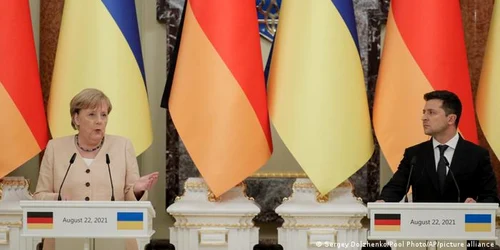 Priviri critice ale preşedintelui ucrainean în timpul discursului cancelarei germane