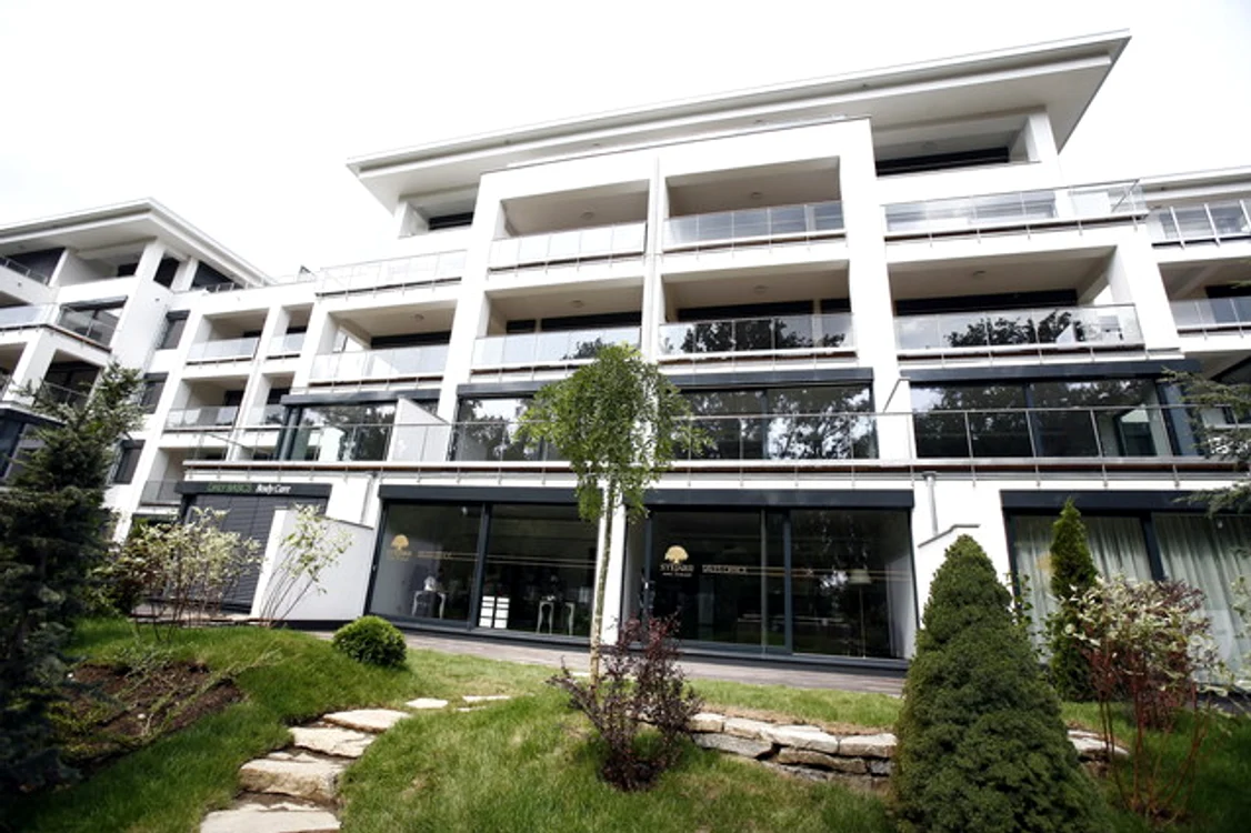 
    Așa arată complexul, construit în mijlocul pădurii, în care locuiește Elena Udrea   