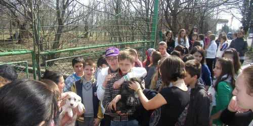 Elevii au vizitat adăpostul câinilor comunitari