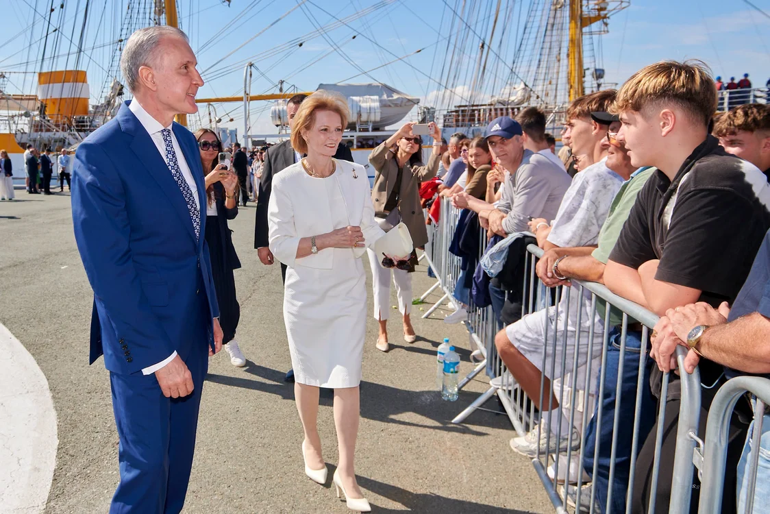 Majestatea Sa Margareta și Principele Radu la Constanța salutând Bricul Mircea la întoarcerea din cursa transatlantică   FOTO Daniel Angelescu, Casa Majestății Sale (6) jpg