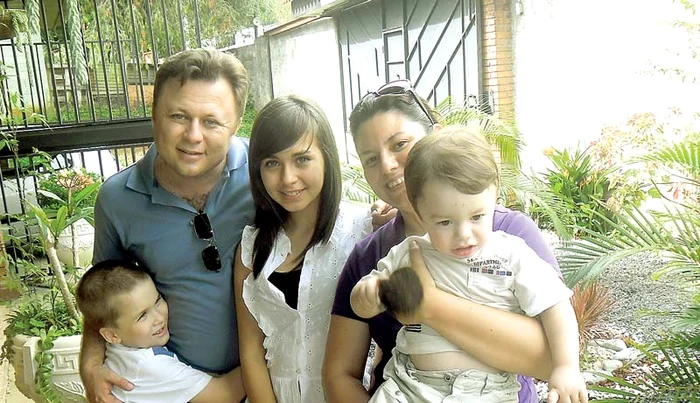 De la stânga la dreapta: Ion (10 ani), Dragoş (38 de ani), Maria de Jesus (15 ani), Melissa (soţie, 34 de ani ), Darius (3 ani) (Foto: arhivă personală)