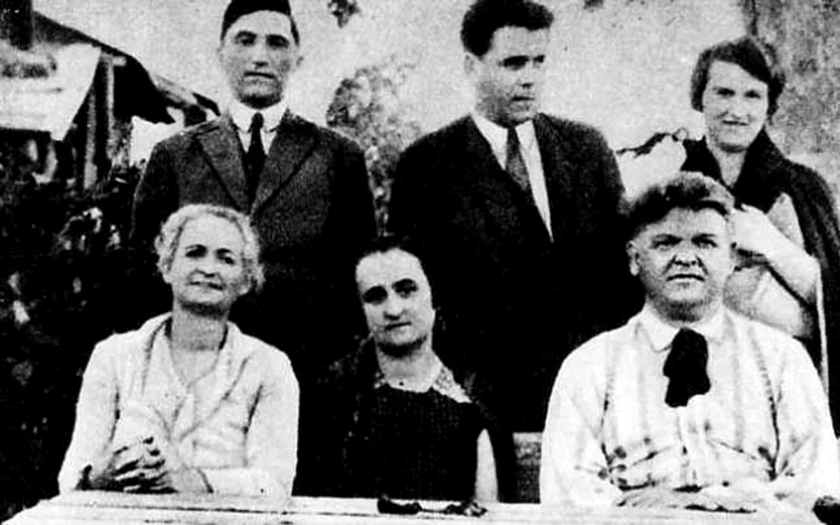Topârceanu (primul din stânga rândul de sus) și Otilia Cazimir (rândul de jos, mijloc). FOTO arhivă
