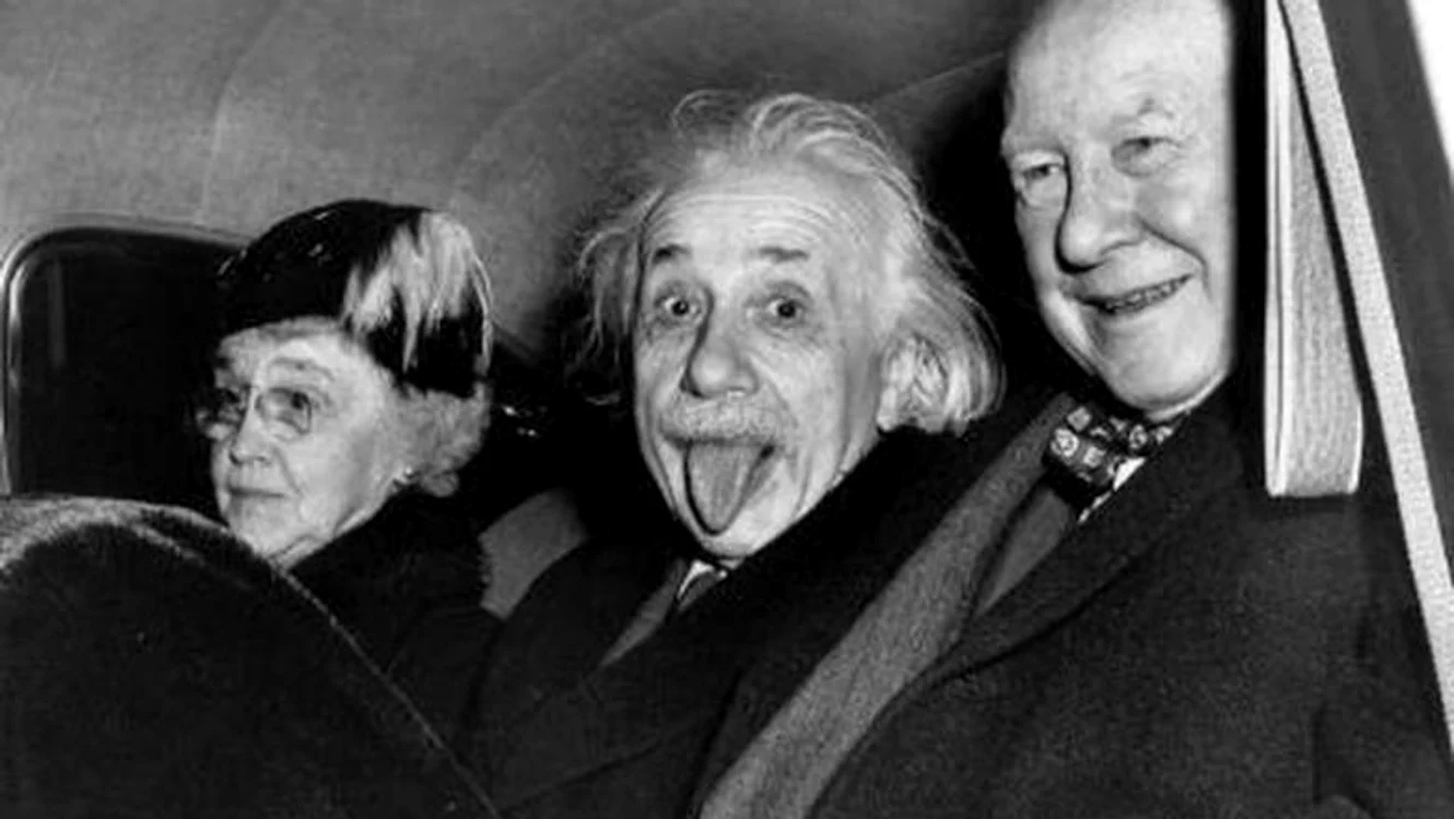 
    Albert Einstein, fizicianul dezinvolt care  a scos limba la un fotograf care îi focea poze la ziua lui de naşterefoto: digi24  