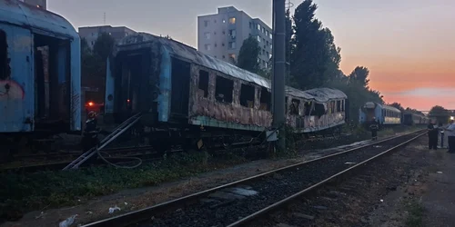 Incendiu la vagoane de tren dezafectate în zona Calea Giuleşti din Capitală foto isu bif
