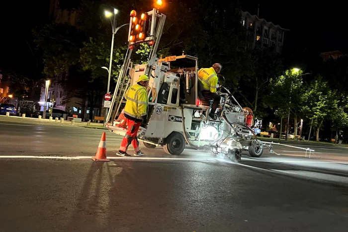 Trasarea marcajelor. FOTO Facebook Nicușor Dan