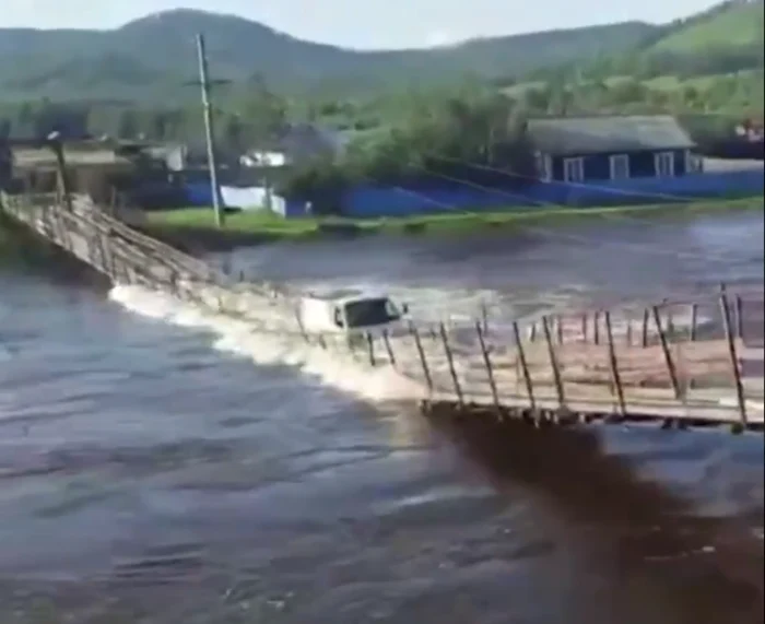 În mod miraculos şoferul a supravieţuit, dar camionul a fost luat de ape Foto: Captura video