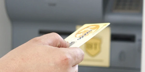 Un utilizator de card să pregăteşte să extragă bani