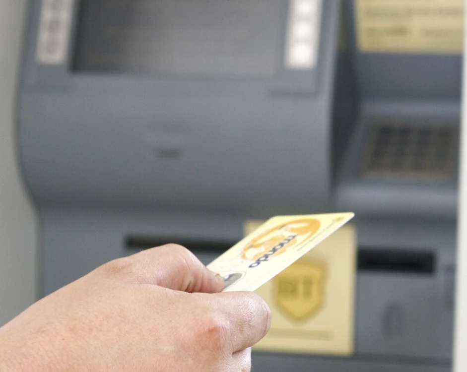 Un utilizator de card să pregăteşte să extragă bani