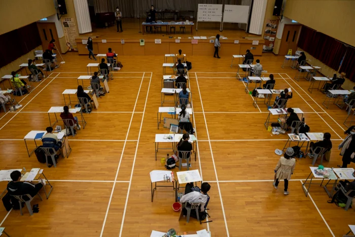 Examen în vremea pandemiei la o şcoalăn din Hong Kong. FOTO: Gulliver/Getty Images