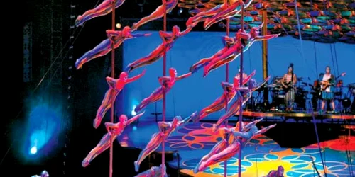 Artişti în costume viu colorate alunecă şi se caţără pe „Prăjinile chinezeşti“  