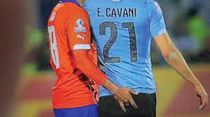 Camerele TV au surprins momentul în care Jara l-a pipăit pe Cavani