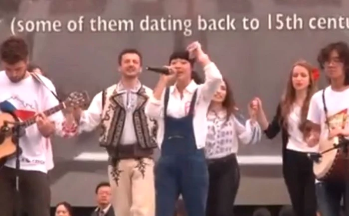 Tânăra care interpretează “Cântă Cucu-n Bucovina”