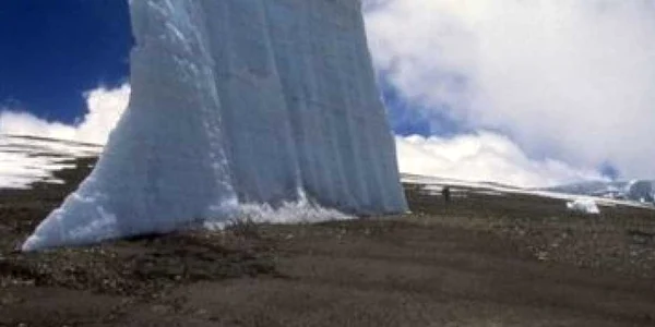 Încălzirea globală: Se topesc zăpezile de pe Kilimanjaro