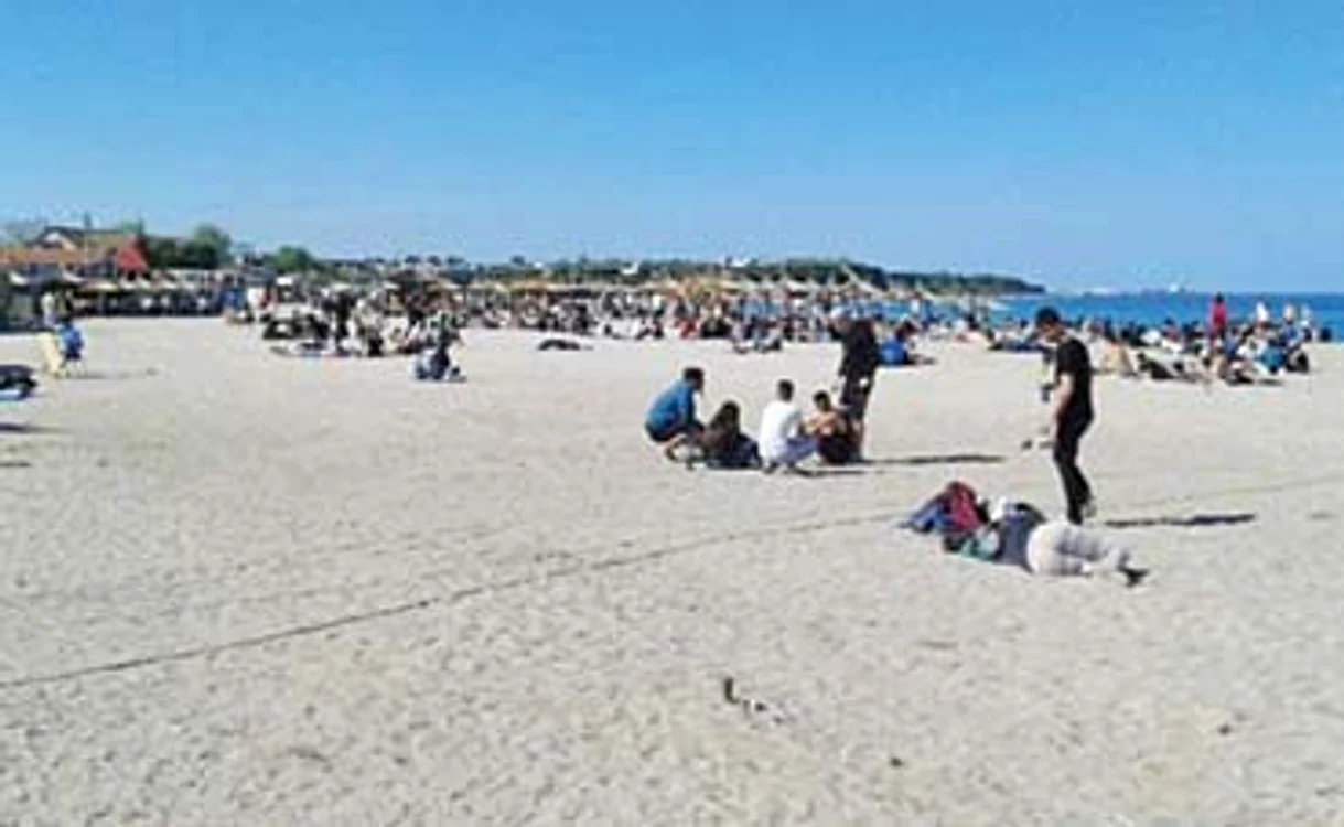 Turiştii au petrecut pe plajă şi tot aici au şi dormit