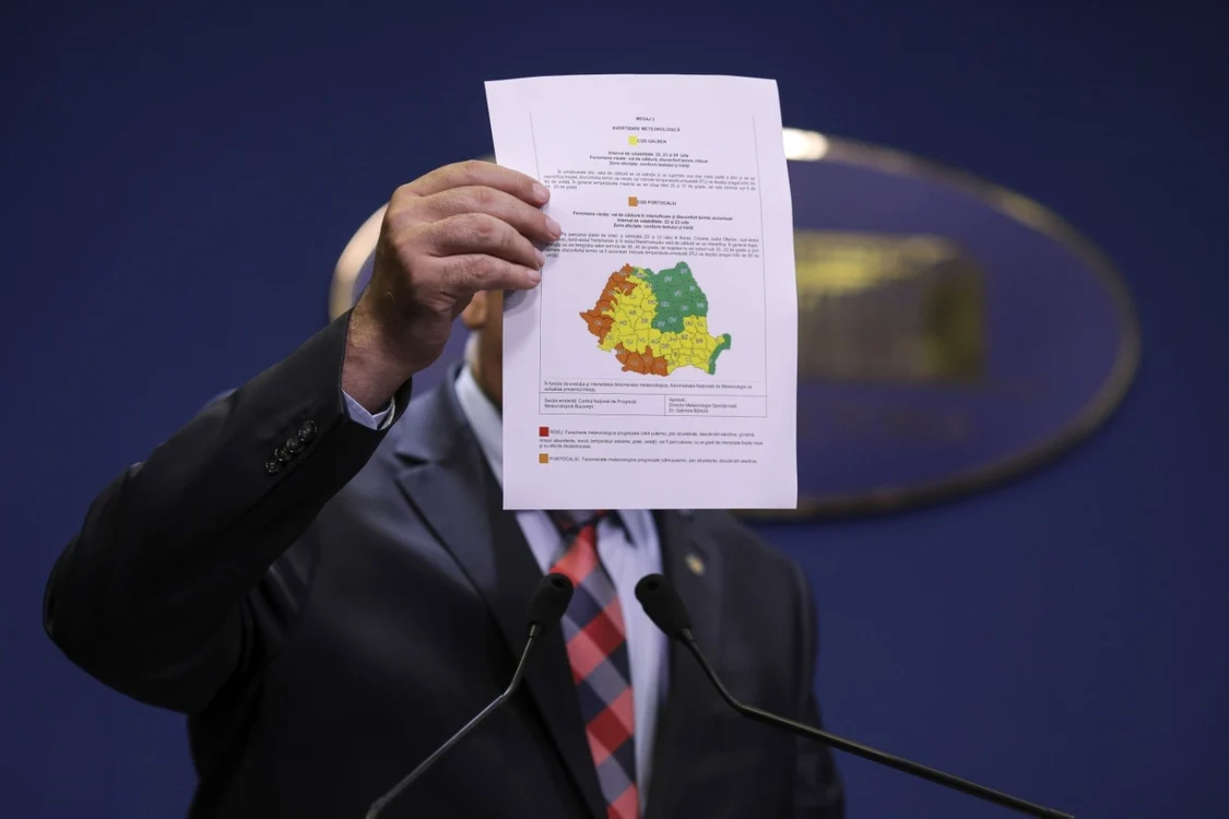 Raed Arafat arătând harta cu avertizările meteo de caniculă Foto Inquam Photos