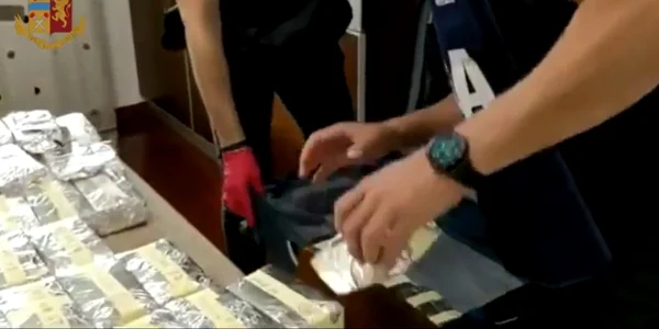 Operaţiune comună Italia - România într-un dosar de fraude informatice şi spălare de bani cu legături Hackerville - Camorra Foto captură video