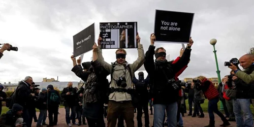 fotojurnalisti rusi iau parte la un protest de sustinere al fotografului Denis Sinyakov in St. Petersburg foto reuters 