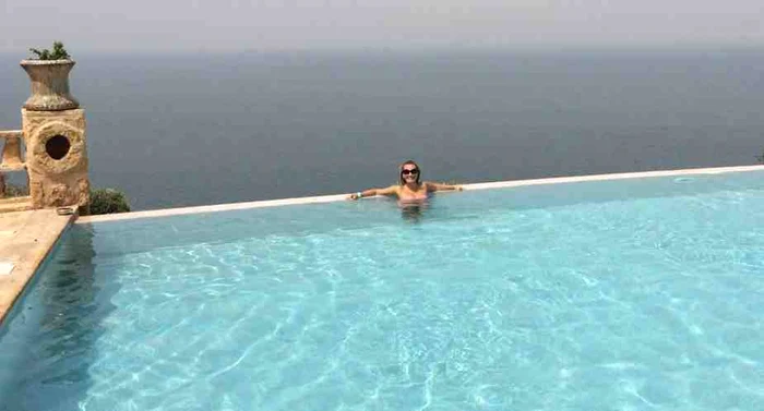 După o zi călduroasă, Andreea Esca s-a relaxat la piscină, pe malul mării