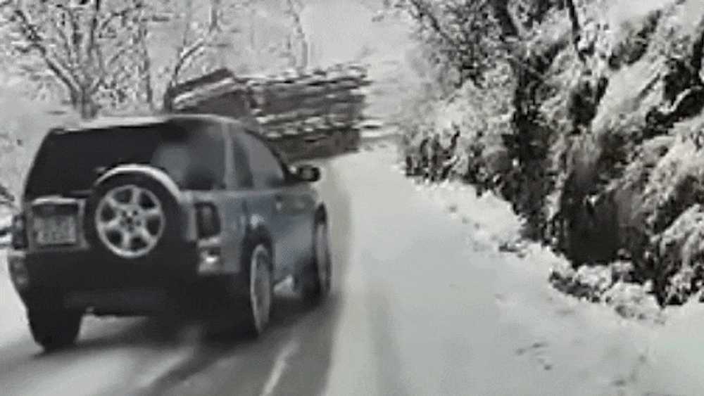 Imagini șocante în Sibiu: un camion încărcat cu lemne se răstoarnă într-o prăpastie sub privirile celorlalți șoferi