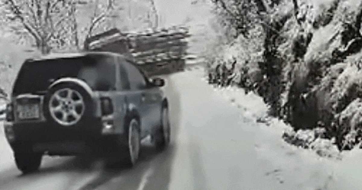 Imagini șocante în Sibiu: un camion încărcat cu lemne se răstoarnă într-o prăpastie sub privirile celorlalți șoferi