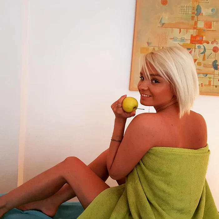 Maria Constantin s-a pozat la masaj acoperită doar cu un prosop