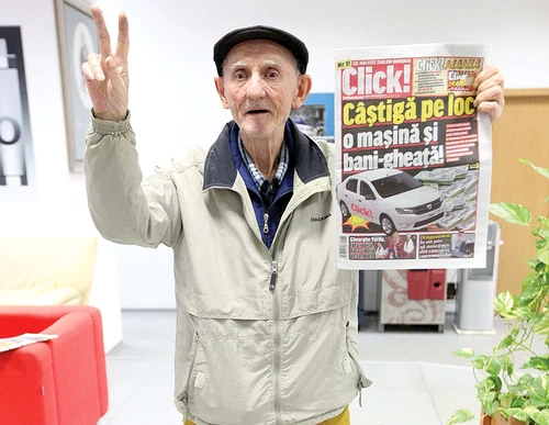 Pensionarul Mircea Neculau nu ratează nici un număr din Click!, ziarul lui preferatFoto: Sever Gheorghe
