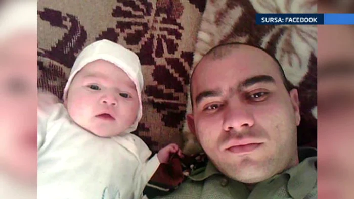 Tatăl copiilor alături de cel mai mic dintre copii