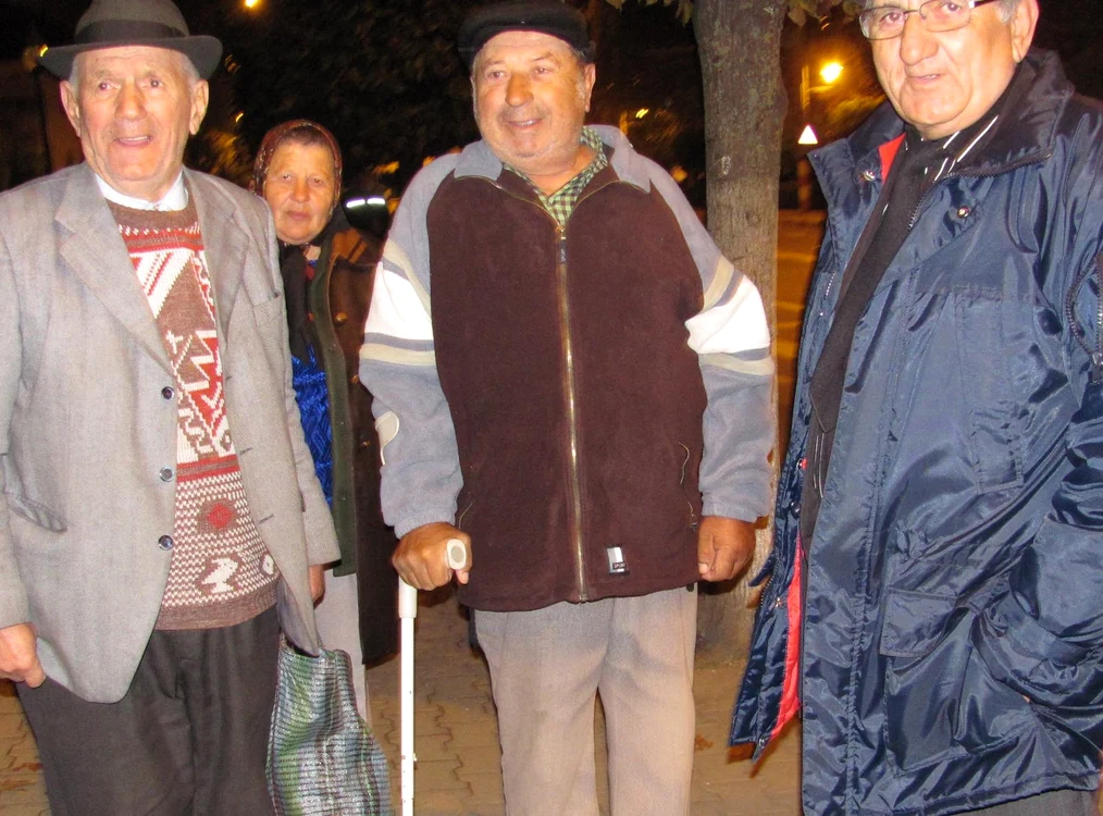 Un bătrân infirm protestează în cârje la mitingul din Bucureşti  