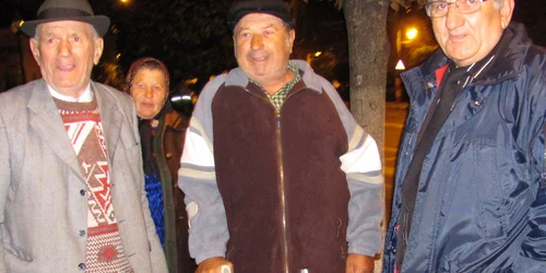 Un bătrân infirm protestează în cârje la mitingul din Bucureşti  