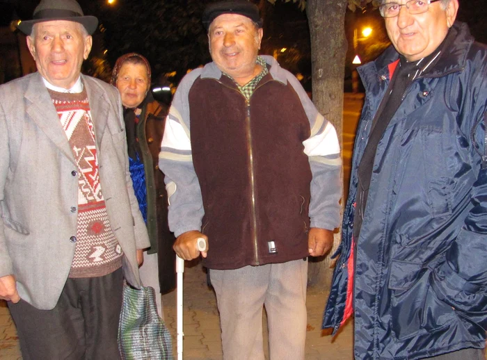 Un bătrân infirm protestează în cârje la mitingul din Bucureşti  