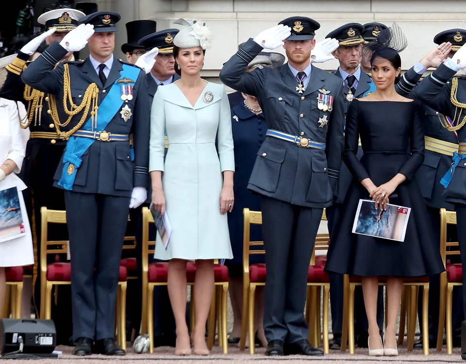 Kate Middleton se remarcă datorită siluetei ei de invidiat şi când este cu cumnata Meghan soţul, William, şi cumnatul, HarryFoto: GuliverGetty Images