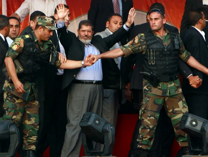 Fostul preşedinte Mohamed Morsi, la depunerea votului în cadrul primelor alegeri prezidenţiale democrate din Egipt, în iunie 2012. FOTO: Reuters