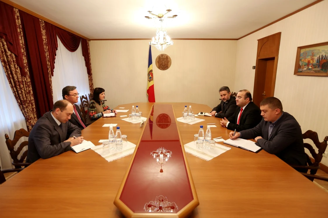 Preşedintele Parlamentului
Igor Corman şi  

Preşedintele-director general al Societăţii Române de
Televiziune, Claudiu Săftoiu