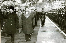 Președintele Iugoslaviei, Iosip Broz Tito, primit de Nicolae Ceaușescu la Drobeta Turnu-Severin, în decembrie 1977 (© „Fototeca online a comunismului românesc”, cota: 216/1977)