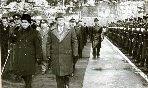 Președintele Iugoslaviei, Iosip Broz Tito, primit de Nicolae Ceaușescu la Drobeta Turnu-Severin, în decembrie 1977 (©  „Fototeca online a comunismului românesc”, cota: 216/1977)