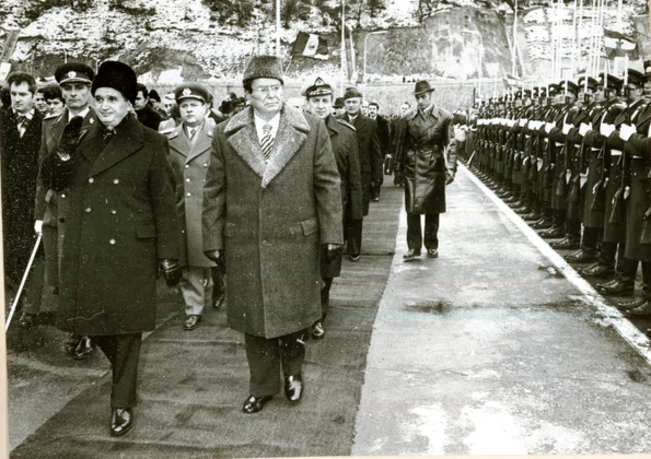 Președintele Iugoslaviei, Iosip Broz Tito, primit de Nicolae Ceaușescu la Drobeta Turnu-Severin, în decembrie 1977 (©  „Fototeca online a comunismului românesc”, cota: 216/1977)