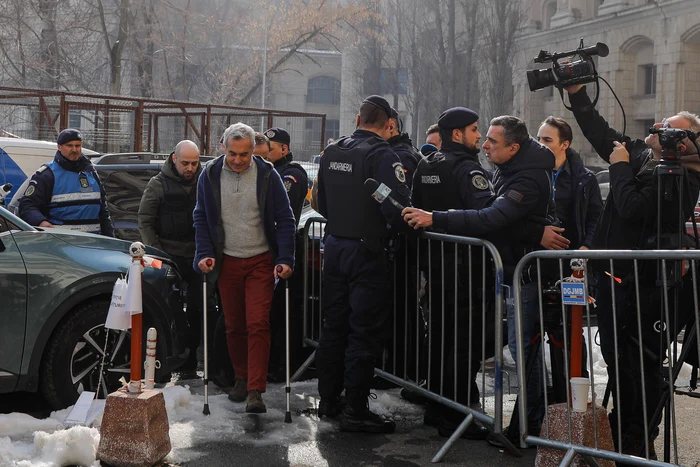 Jandarmii au fost prezenţi în număr mare la Parchetul General. Foto: INQUAM/Mălina Norocea