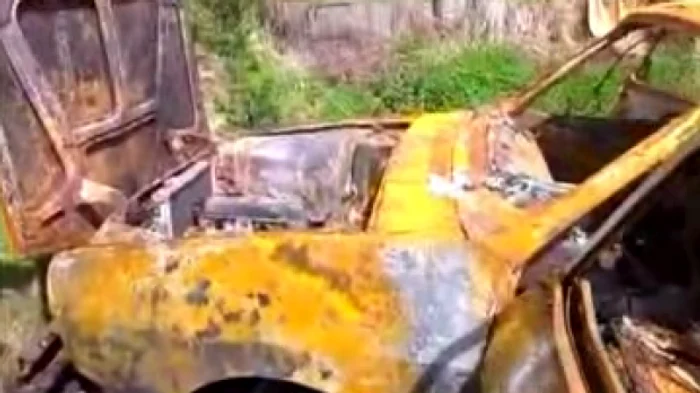 Proprietarul a spus că a stins focul singur în toiul nopţii, fără să anunţe pompierii, dar că nu a văzut nicio persoană în maşină