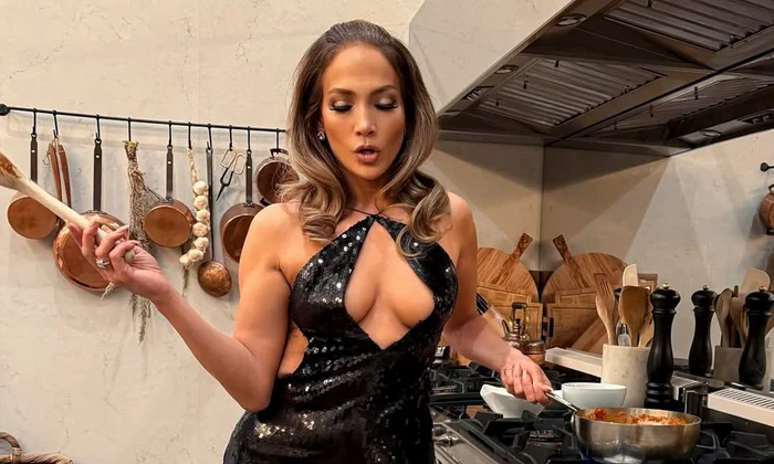  Jennifer Lopez gătind în ținută de seară, Profimedia (3) jpg